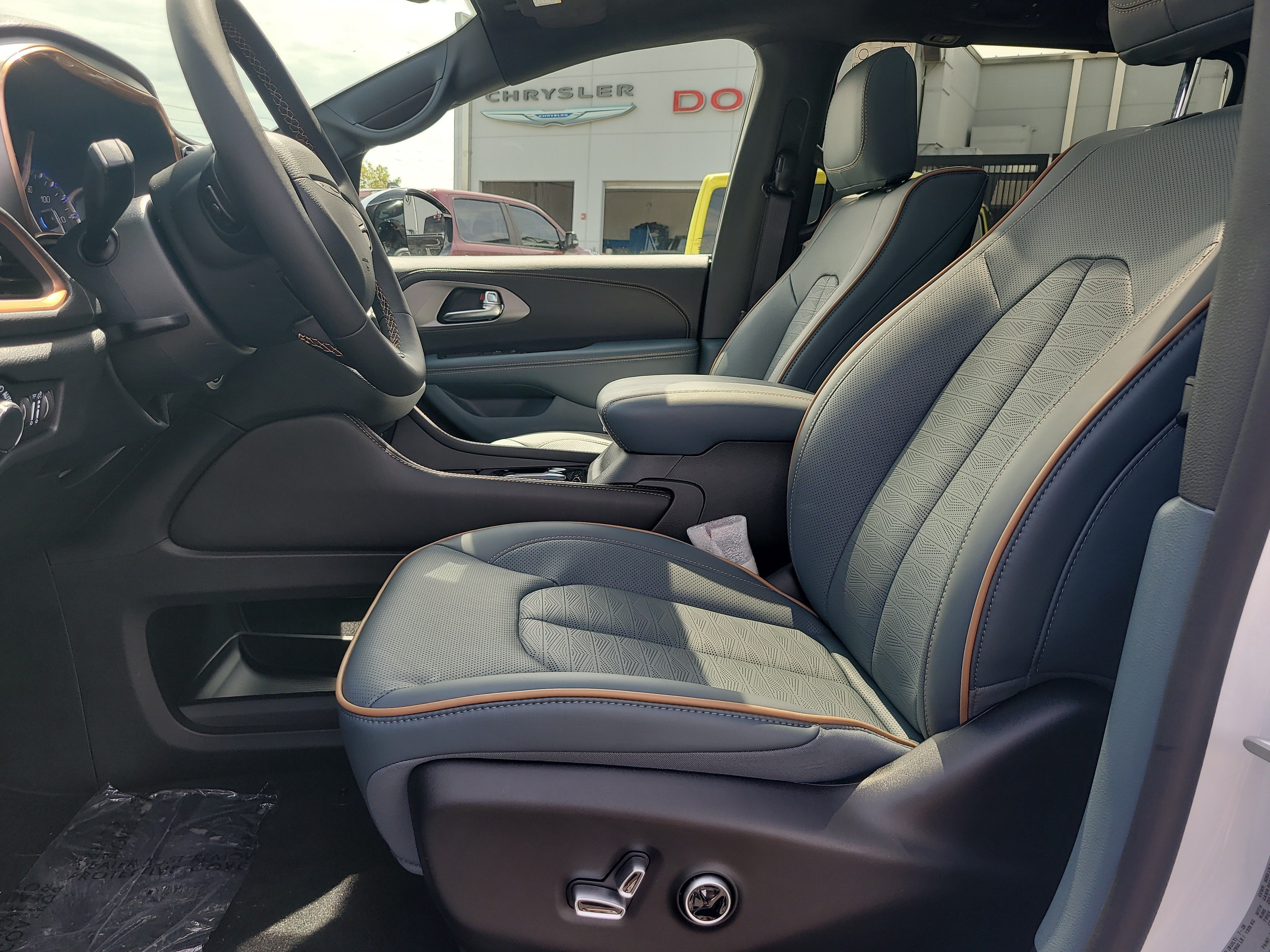 New 2027 Chrysler Pacifica Pinnacle w/ Theater Group FWD image 15