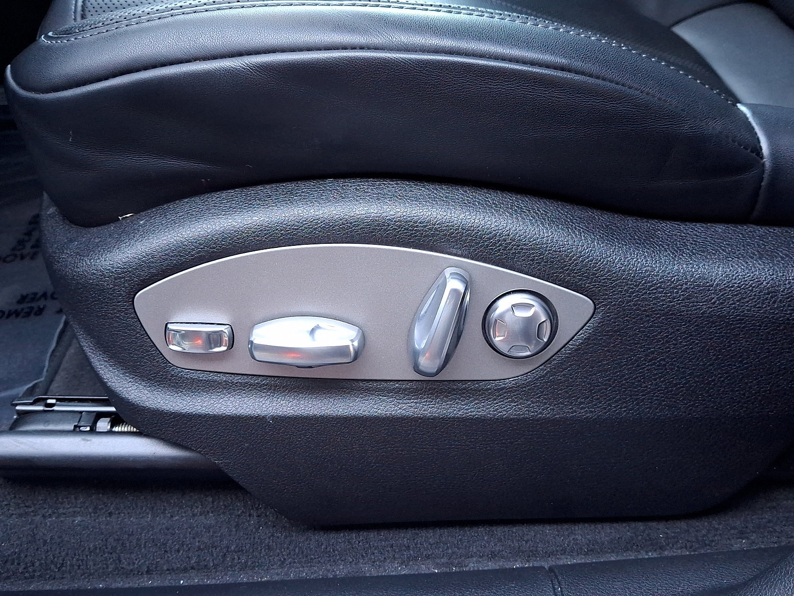 Certified 2025 Porsche Macan AWD/4WD image 17