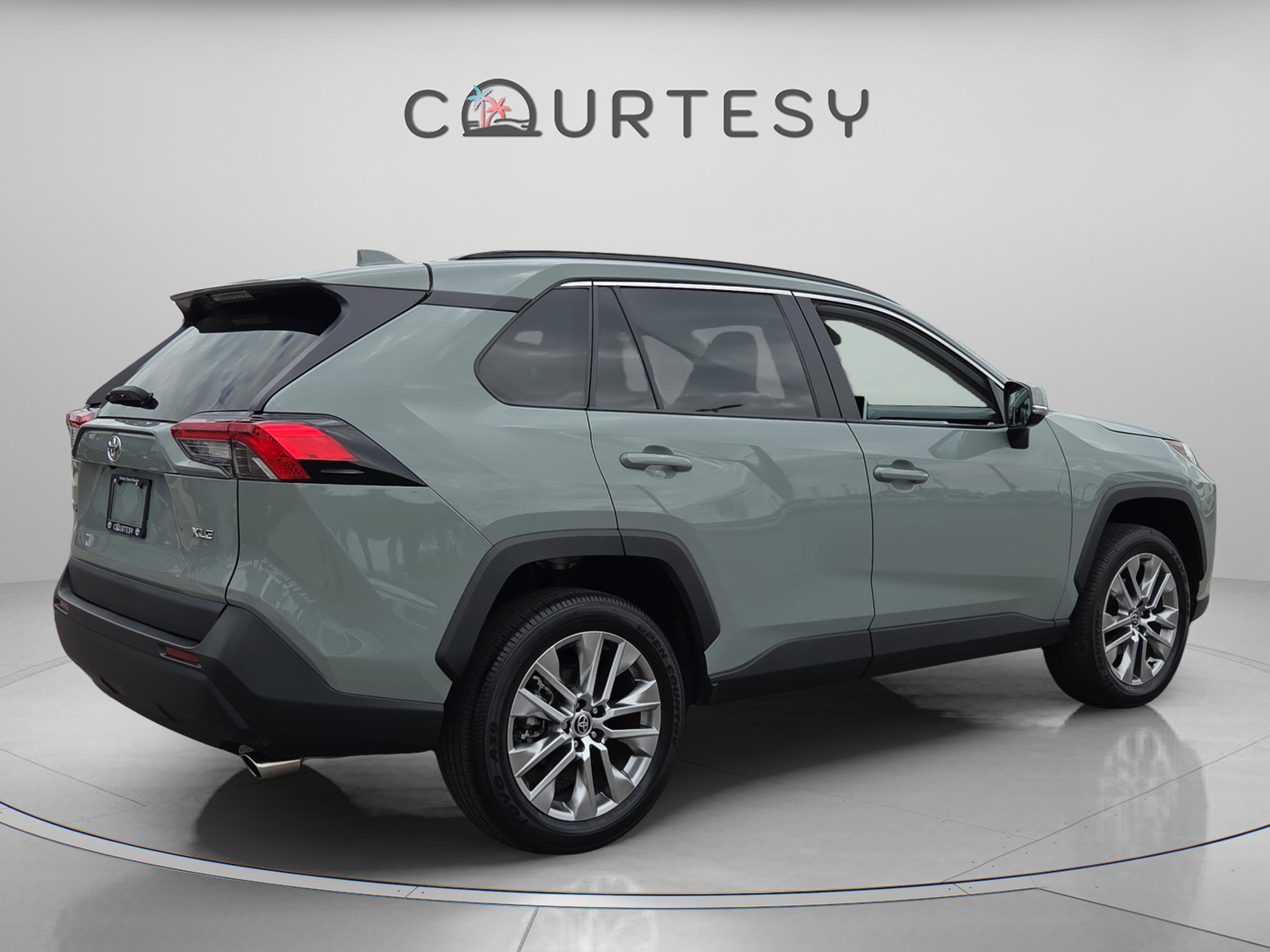 Used 2023 Toyota RAV4 XLE Premium image 6