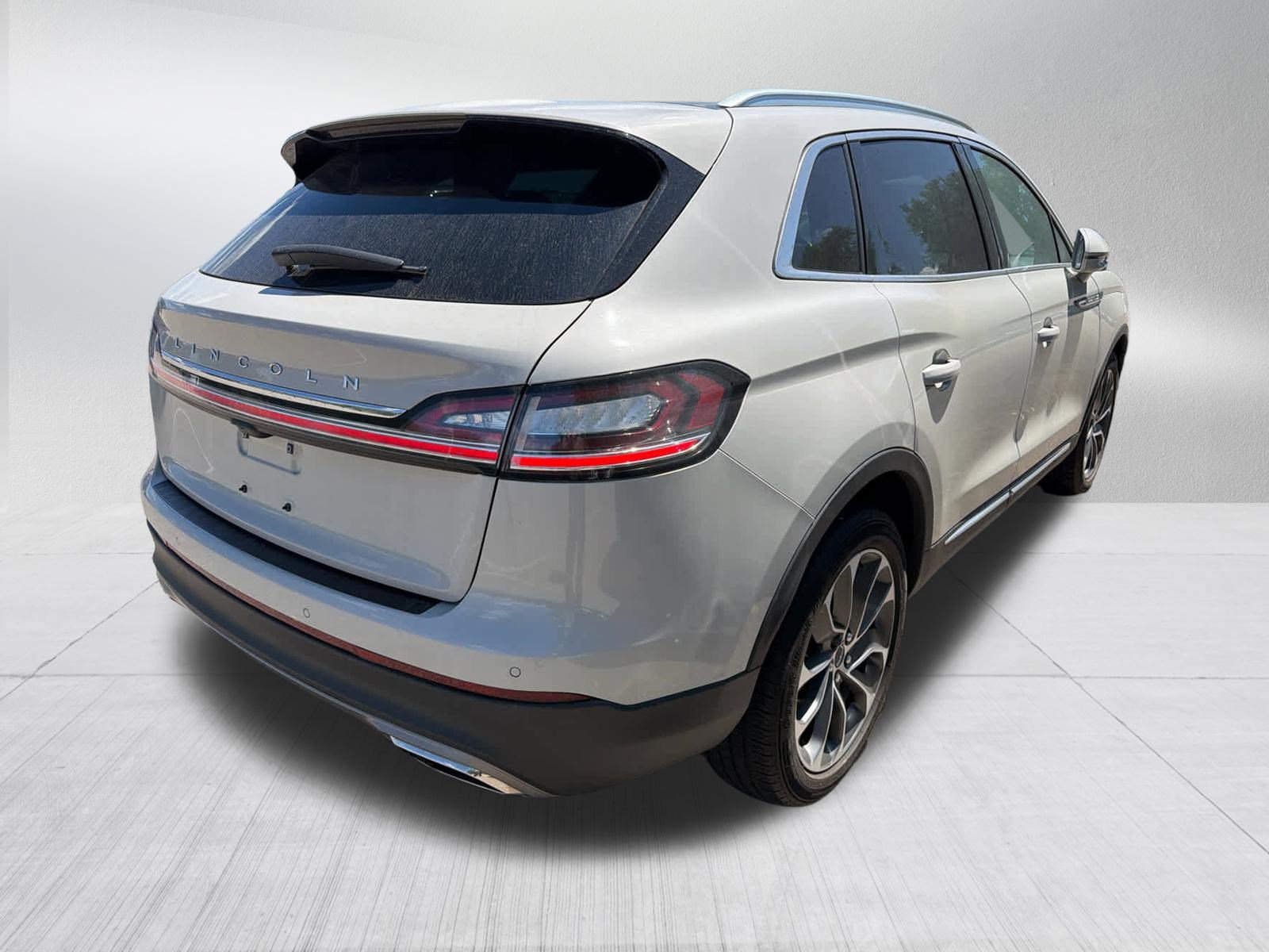 Used 2022 Lincoln Nautilus Reserve AWD/4WD image 3