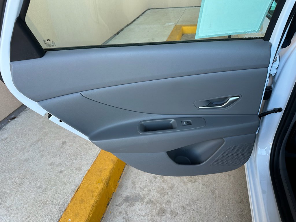 Used 2025 Hyundai Elantra SE image 24