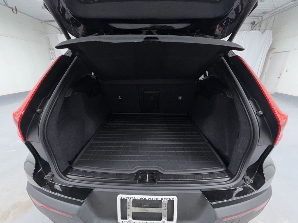 Used 2023 Volvo XC40 Recharge Core image 16
