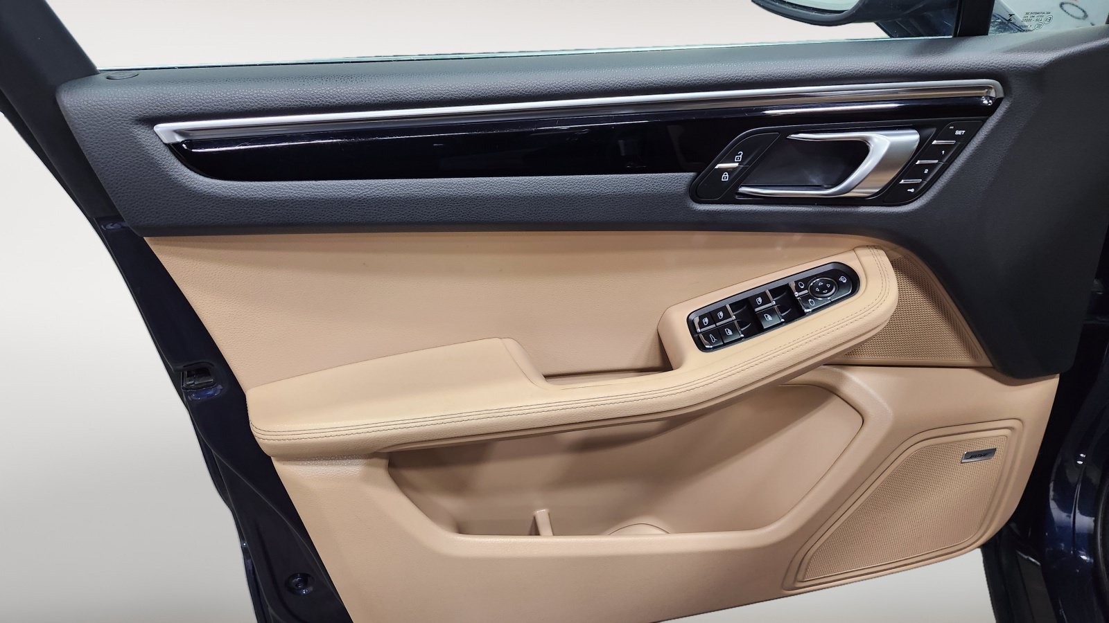 Used 2023 Porsche Macan S AWD/4WD image 28