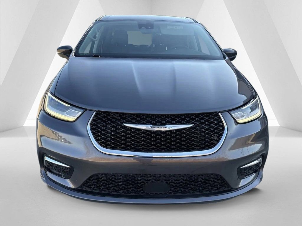 Used 2023 Chrysler Pacifica Touring-L image 2