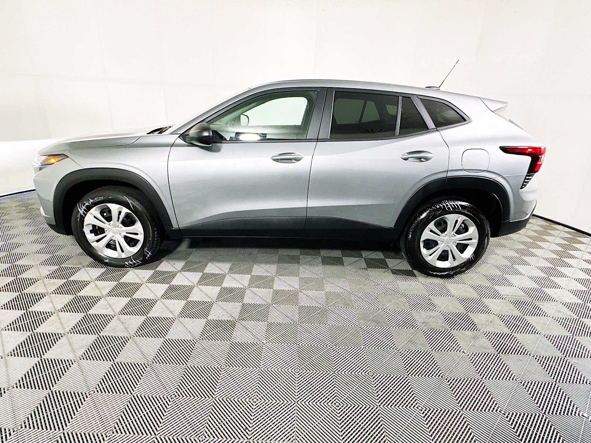 Used 2024 Chevrolet Trax LS w/ Driver Confidence Package image 6