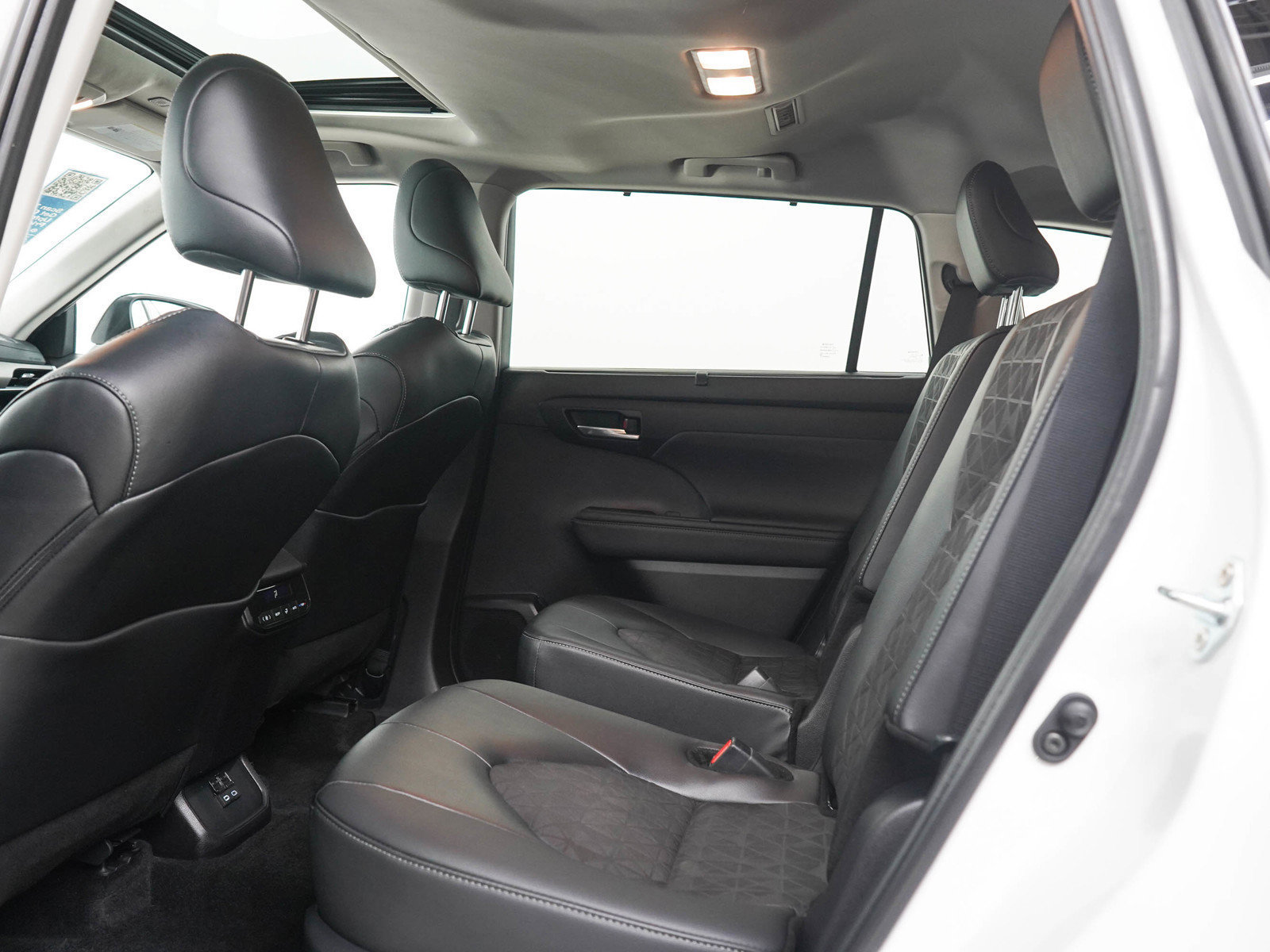 Used 2025 Toyota Highlander XLE AWD/4WD image 16