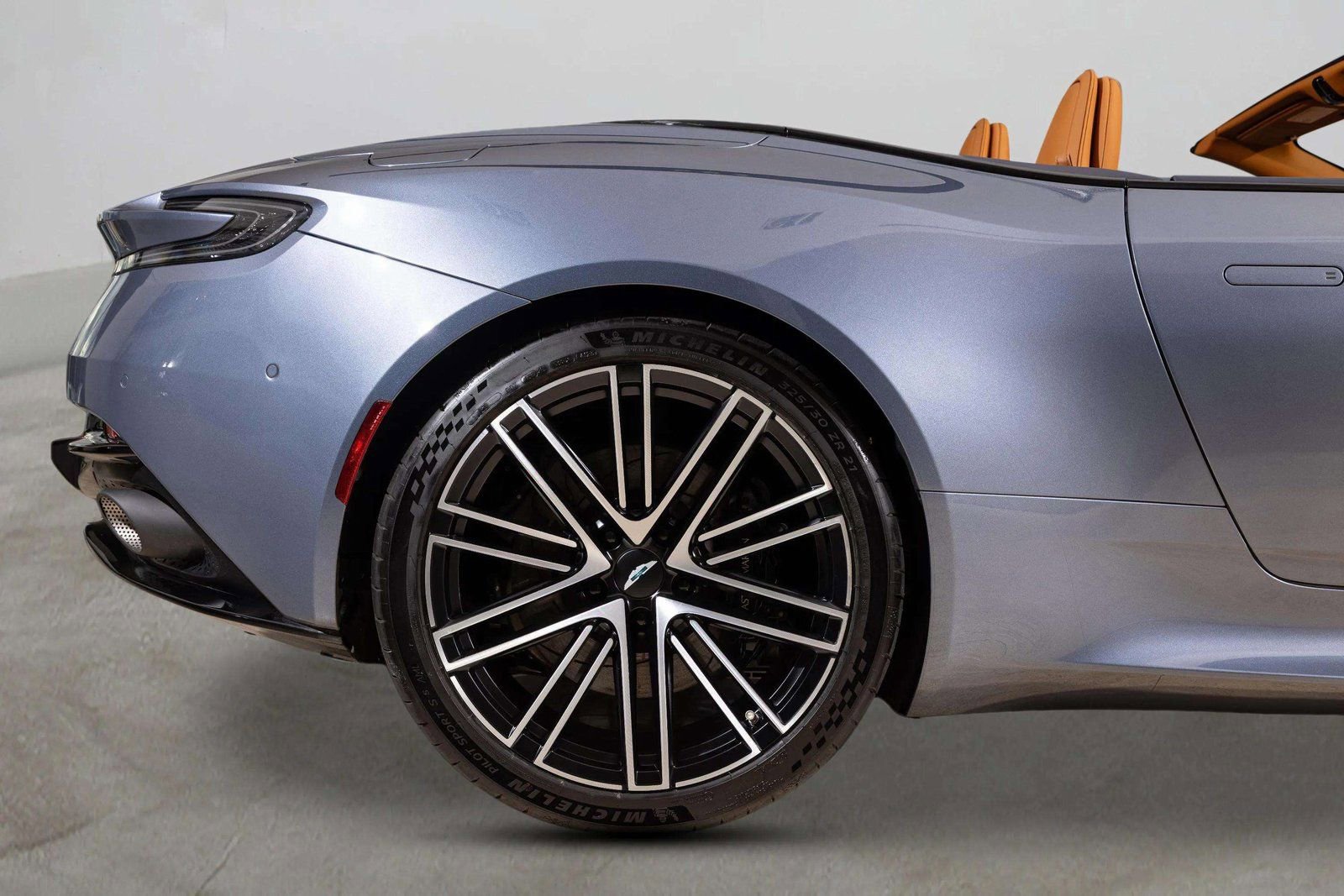 Used 2024 Aston Martin DB12 Convertible image 52