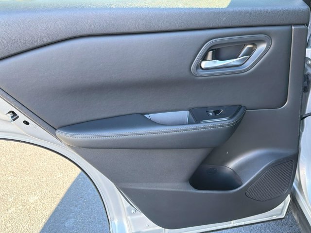 Used 2025 Nissan Rogue SV AWD/4WD image 19