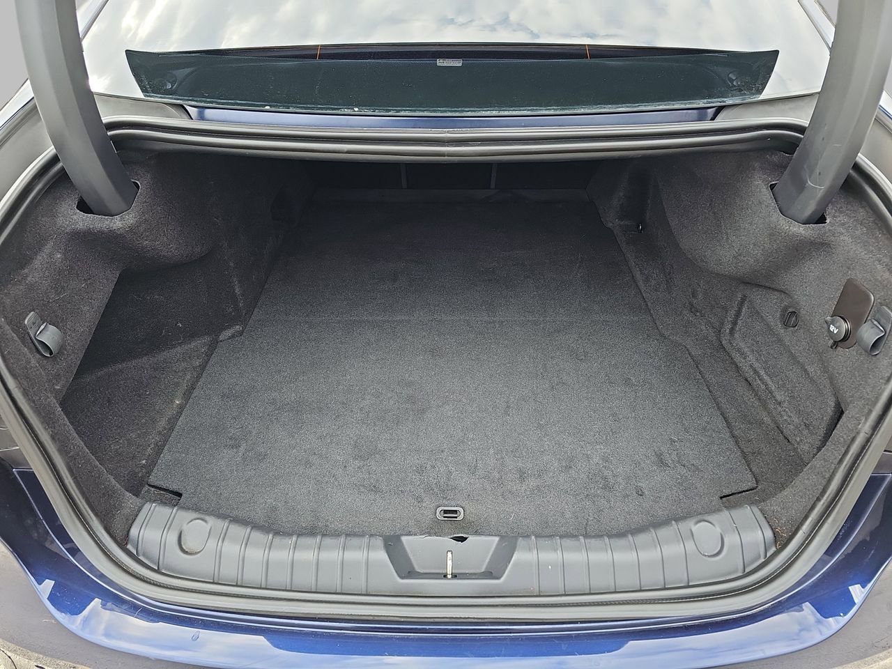 Used 2018 Jaguar XF R-Sport image 15