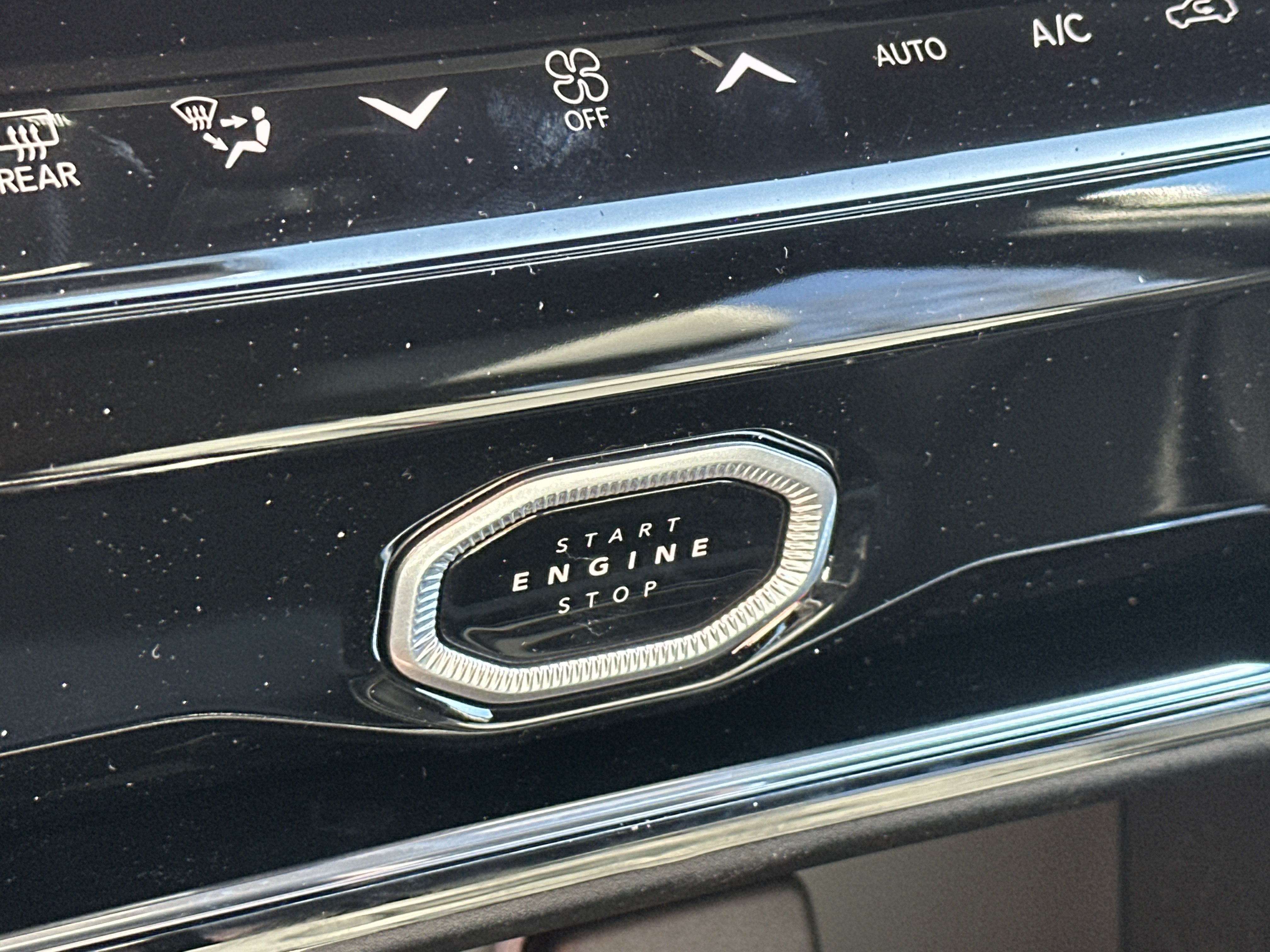 New 2026 Jeep Grand Cherokee Limited w/ Luxury Tech Group II AWD/4WD image 6