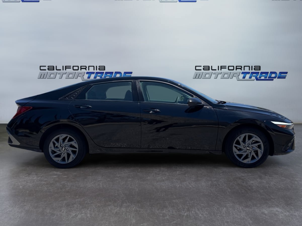 Used 2024 Hyundai Elantra Blue FWD image 4