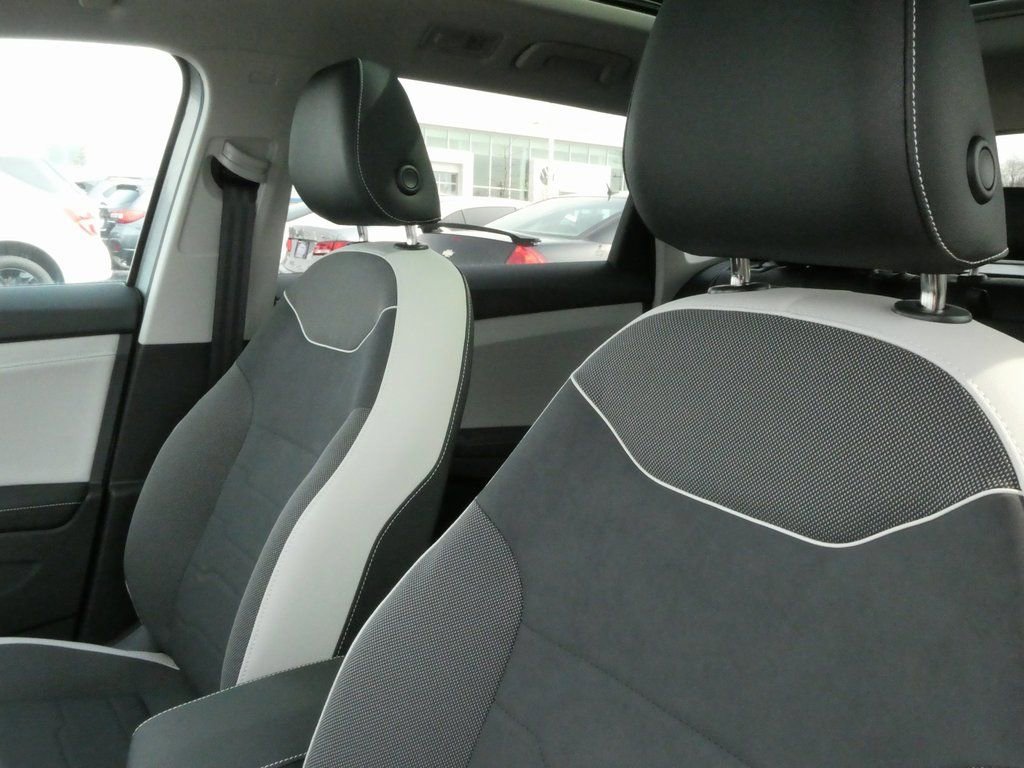 Certified 2025 Volkswagen Taos SE FWD image 31