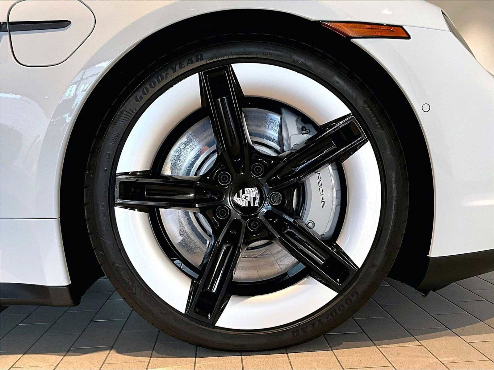 Used 2025 Porsche Taycan image 14