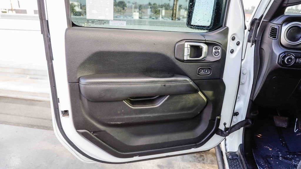 Used 2019 Jeep Wrangler Unlimited Sahara image 25