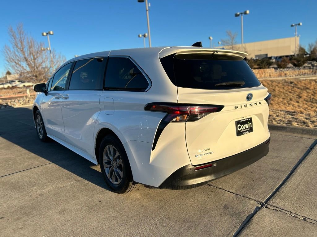Used 2025 Toyota Sienna LE image 3