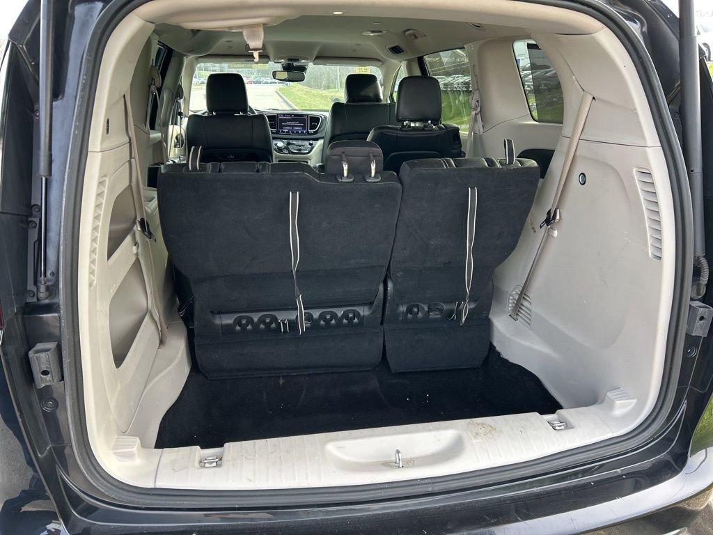 Used 2022 Chrysler Pacifica Touring-L image 11