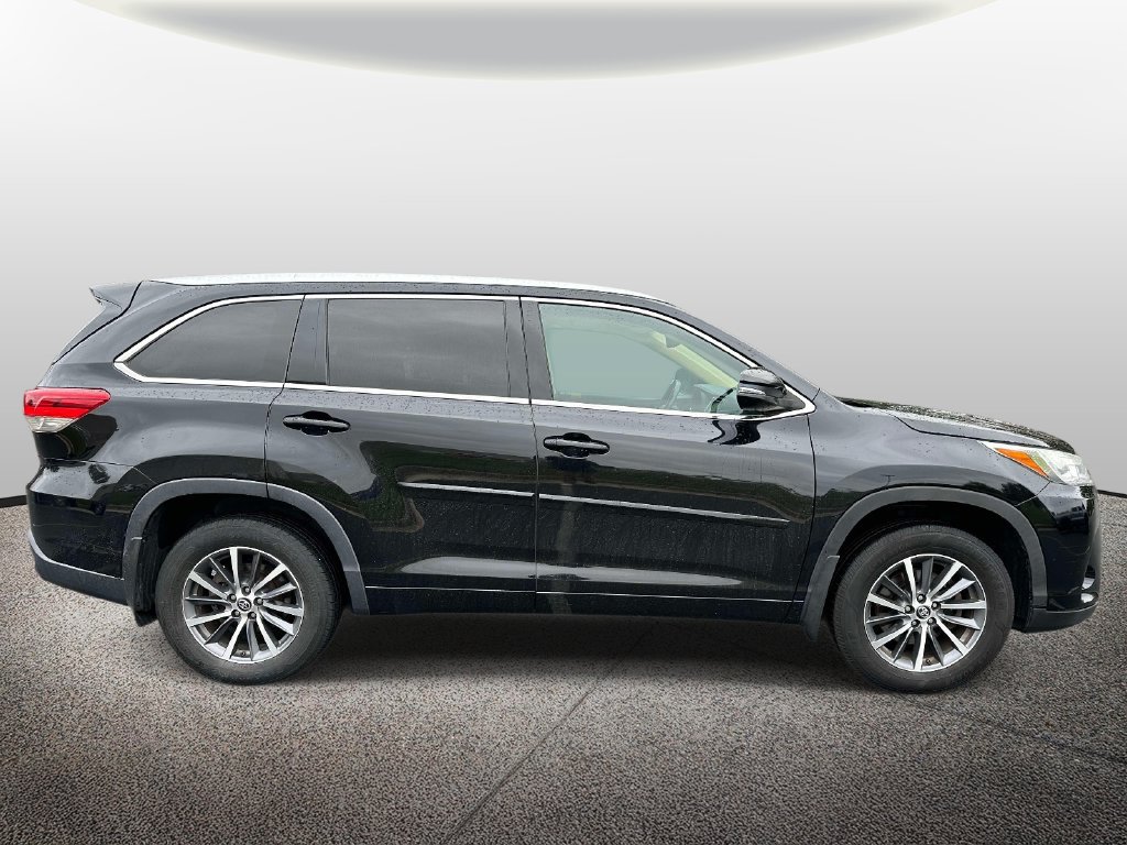 Used 2018 Toyota Highlander XLE w/ Protection Package #3 AWD/4WD image 4