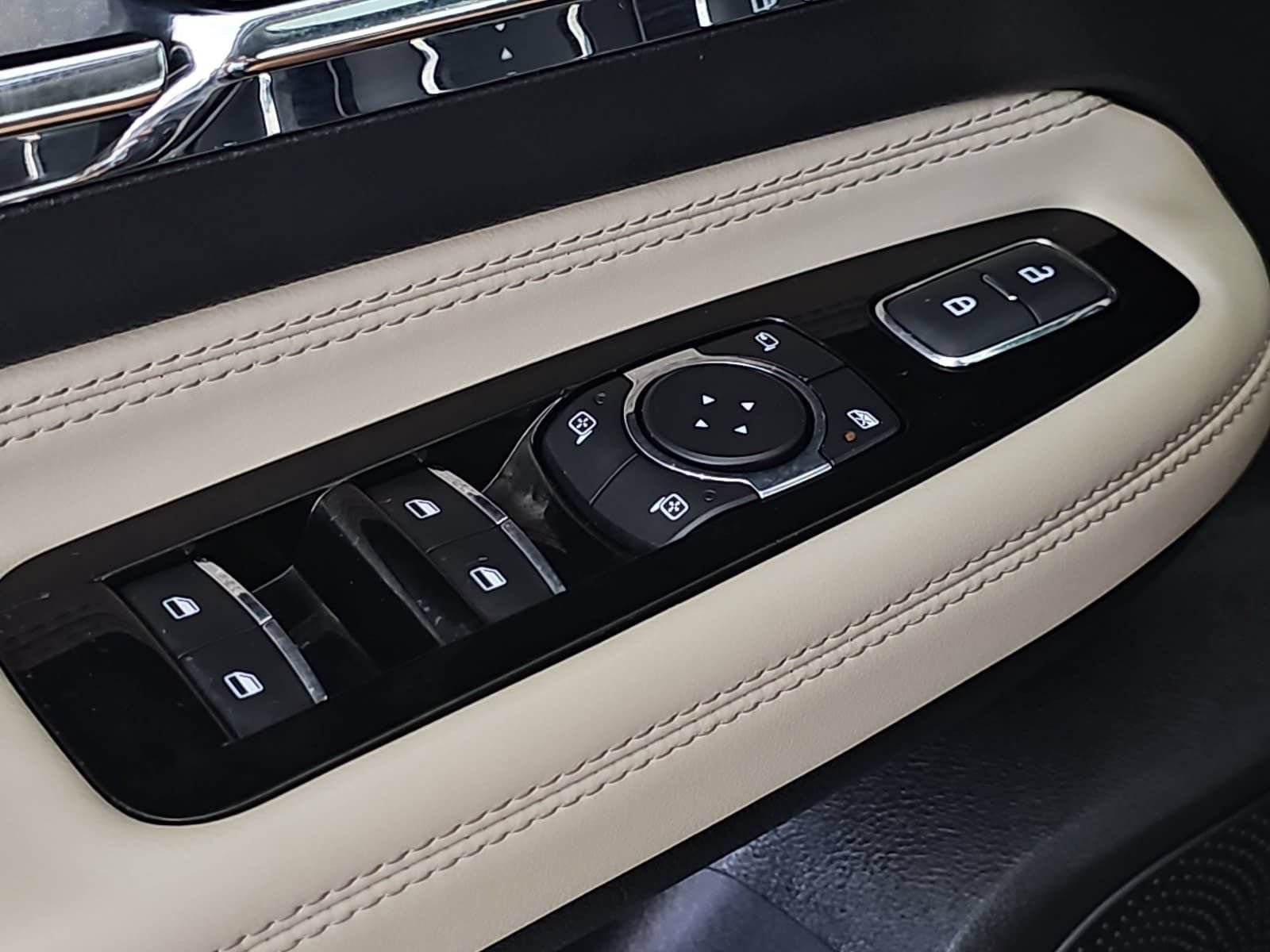 Used 2025 Lincoln Corsair FWD image 28