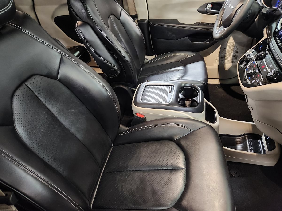Used 2023 Chrysler Pacifica Touring-L FWD image 31