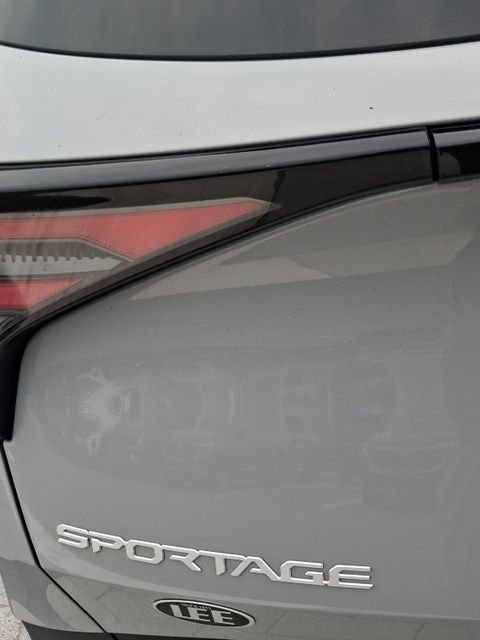 Used 2026 Kia Sportage EX w/ EX Panorama Roof Package FWD image 17