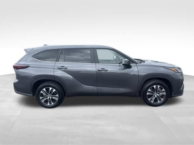 Used 2025 Toyota Highlander XLE FWD image 6