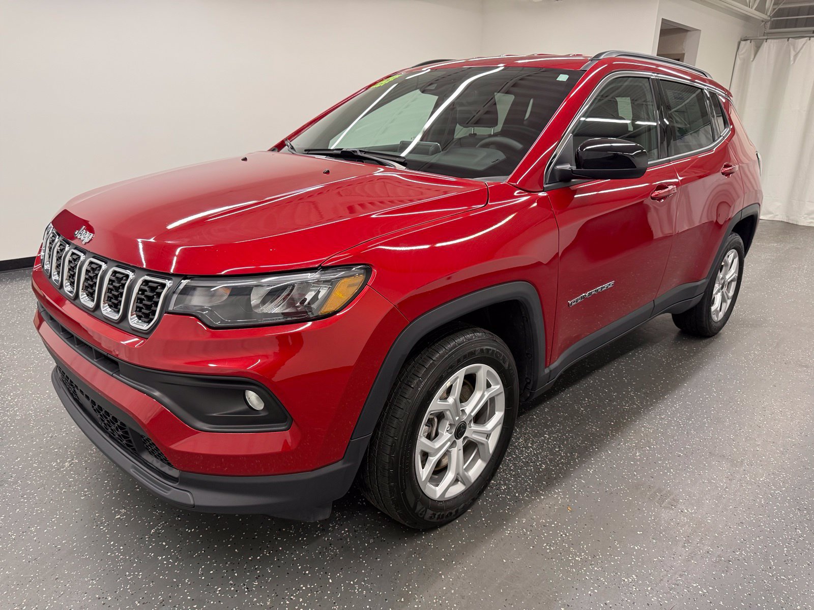 Used 2025 Jeep Compass Latitude AWD/4WD image 4