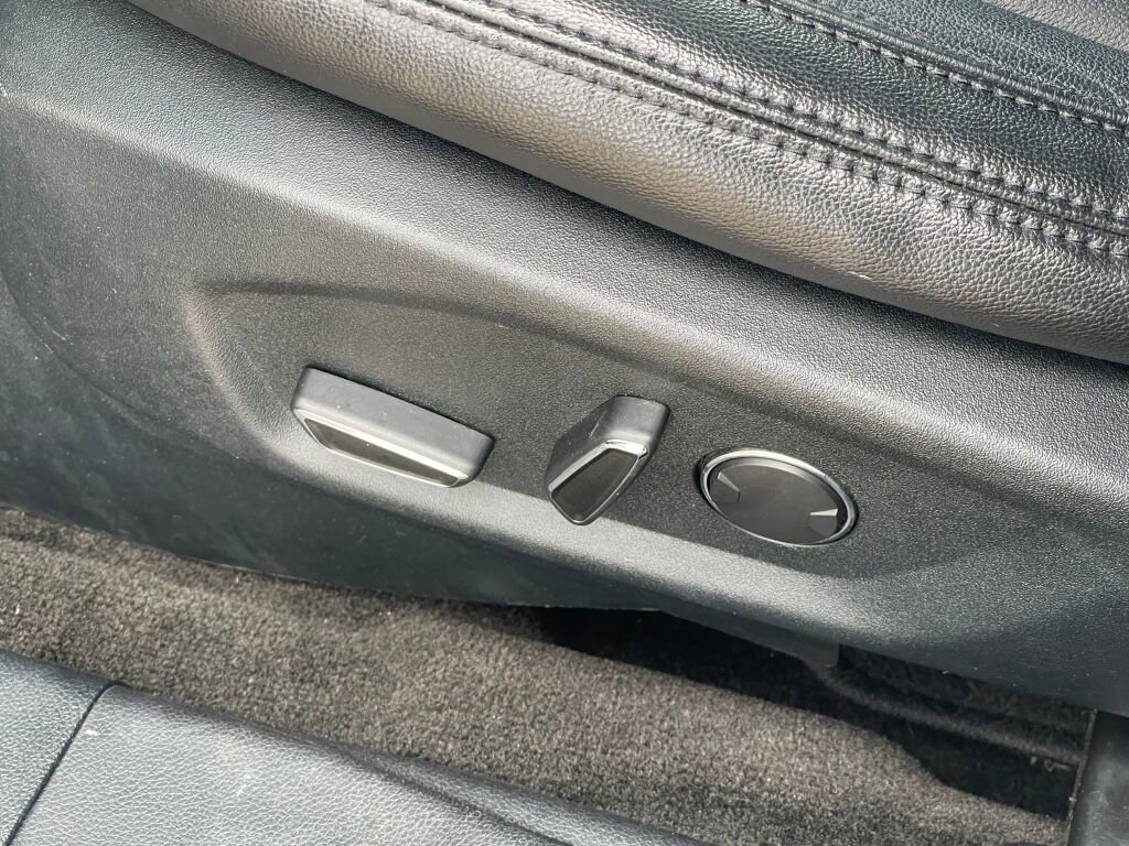 Used 2018 Ford Explorer XLT w/ Equipment Group 202A image 7