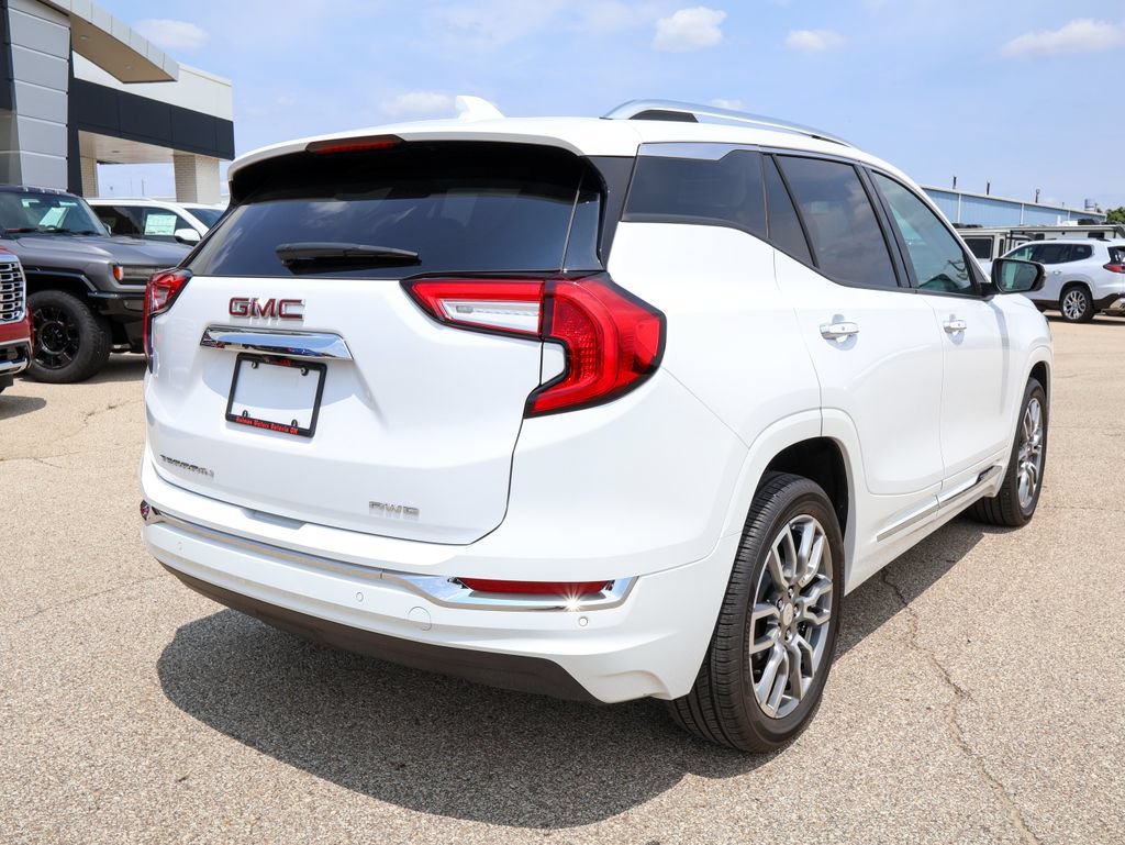 Used 2024 GMC Terrain Denali w/ Denali Premium Package AWD/4WD image 3