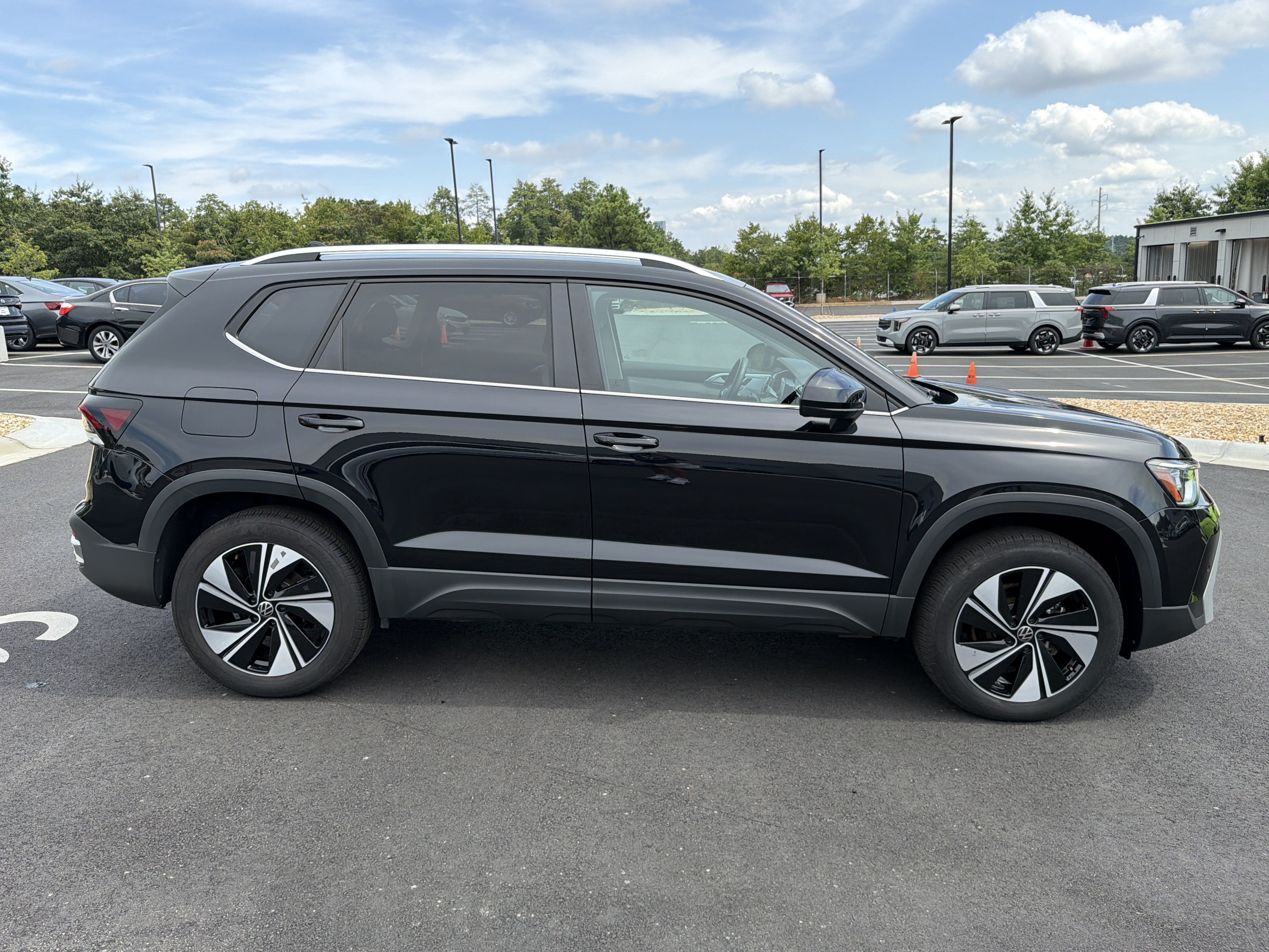Used 2025 Volkswagen Taos SE AWD/4WD image 8