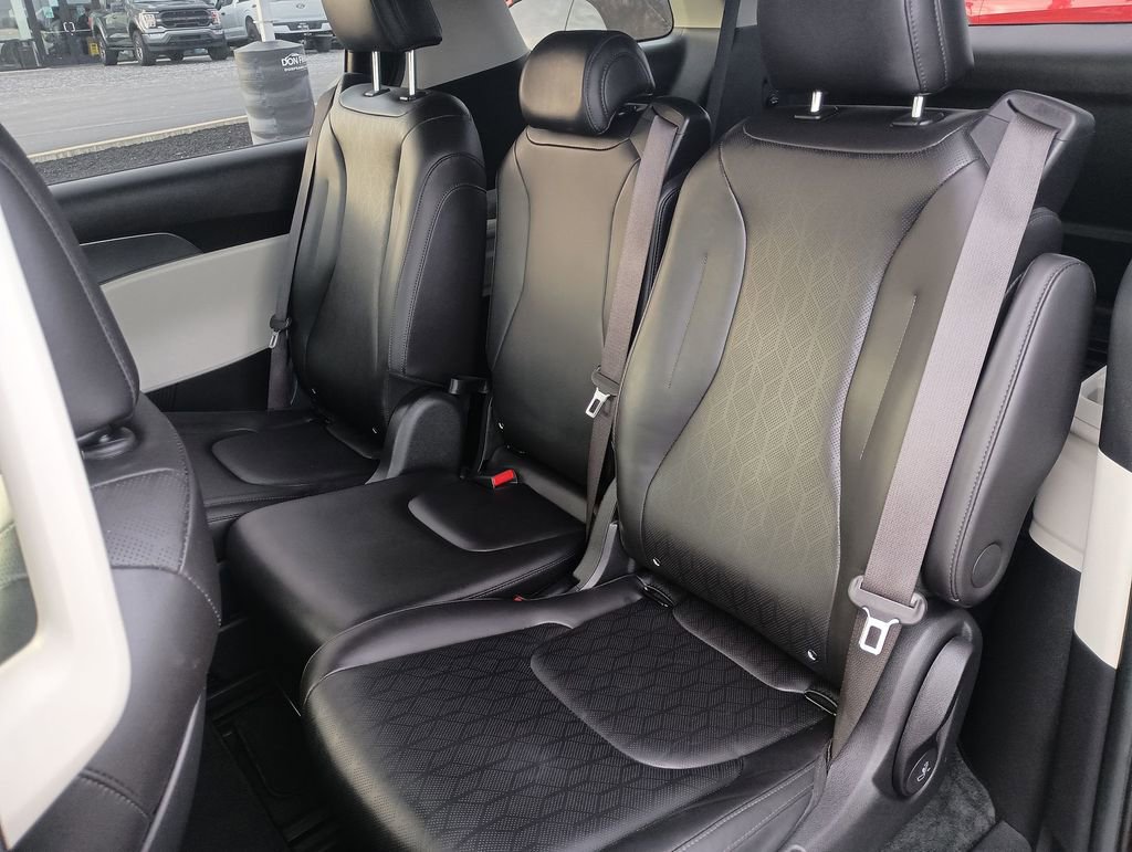 Used 2024 Kia Carnival LX image 28