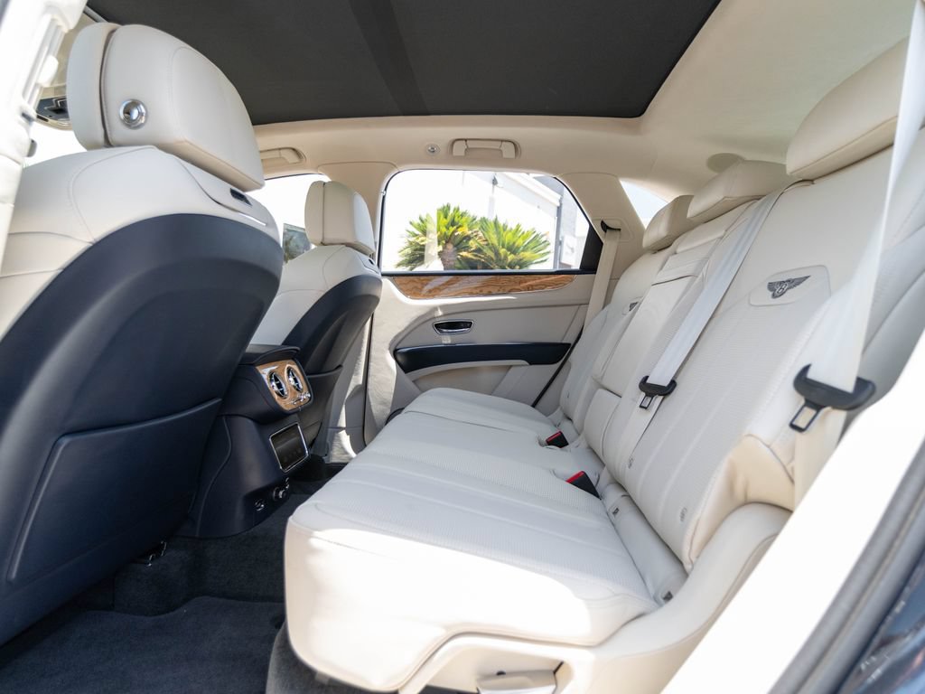 Used 2024 Bentley Bentayga AWD/4WD image 17