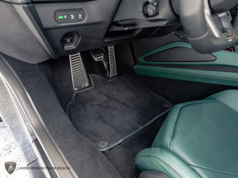 Used 2025 Lamborghini Revuelto image 23