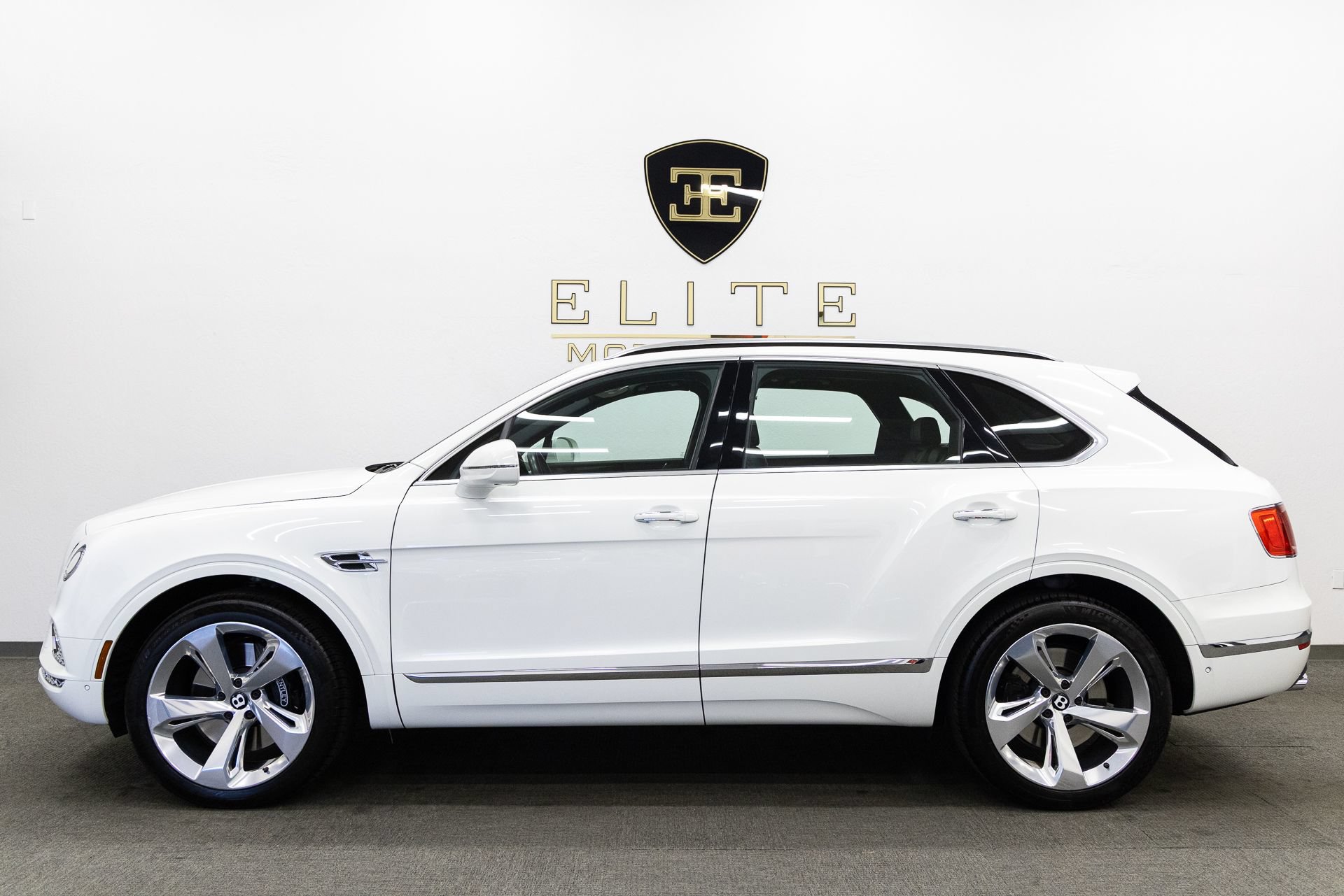 Used 2018 Bentley Bentayga AWD/4WD image 2