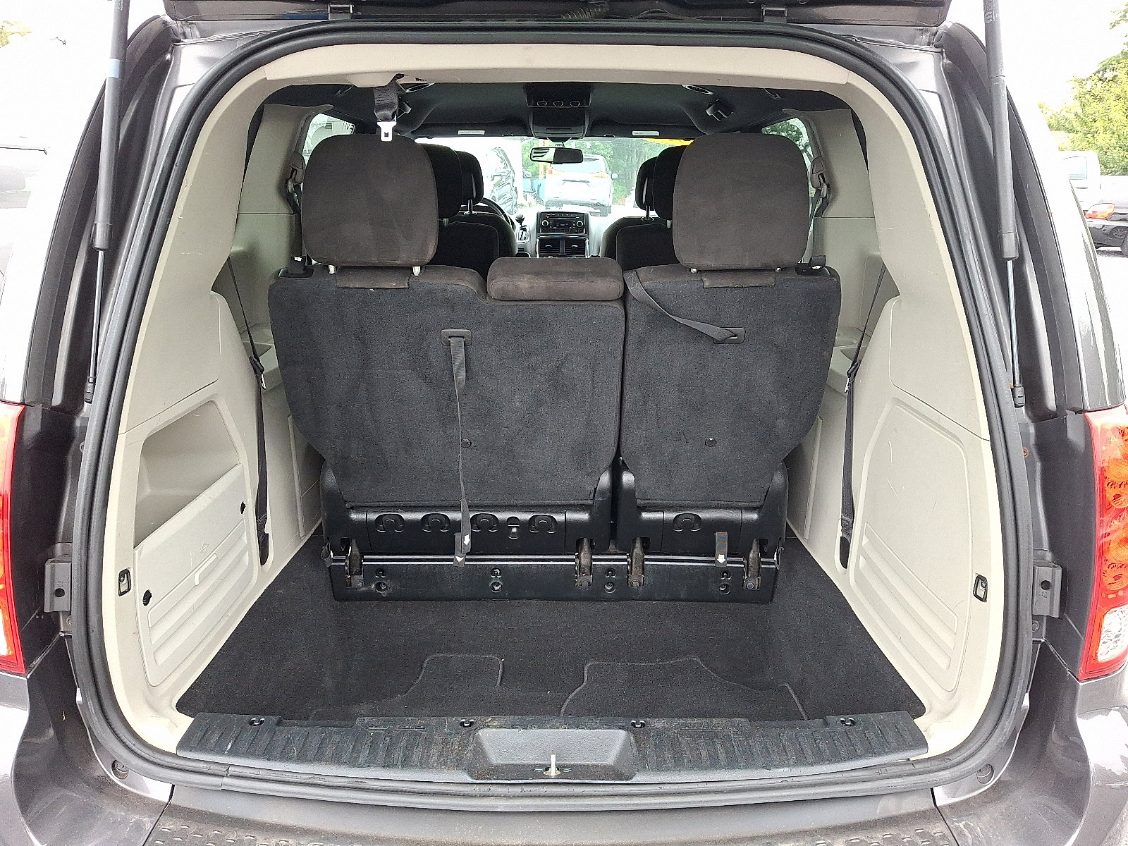 Used 2016 Dodge Grand Caravan SE image 27