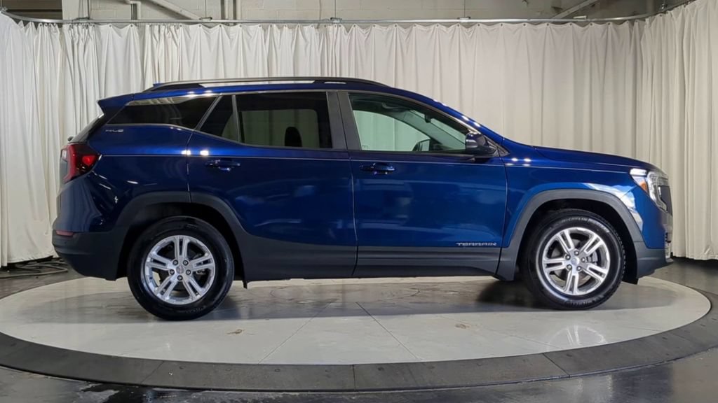 Used 2023 GMC Terrain SLE w/ Driver Convenience Package FWD image 11