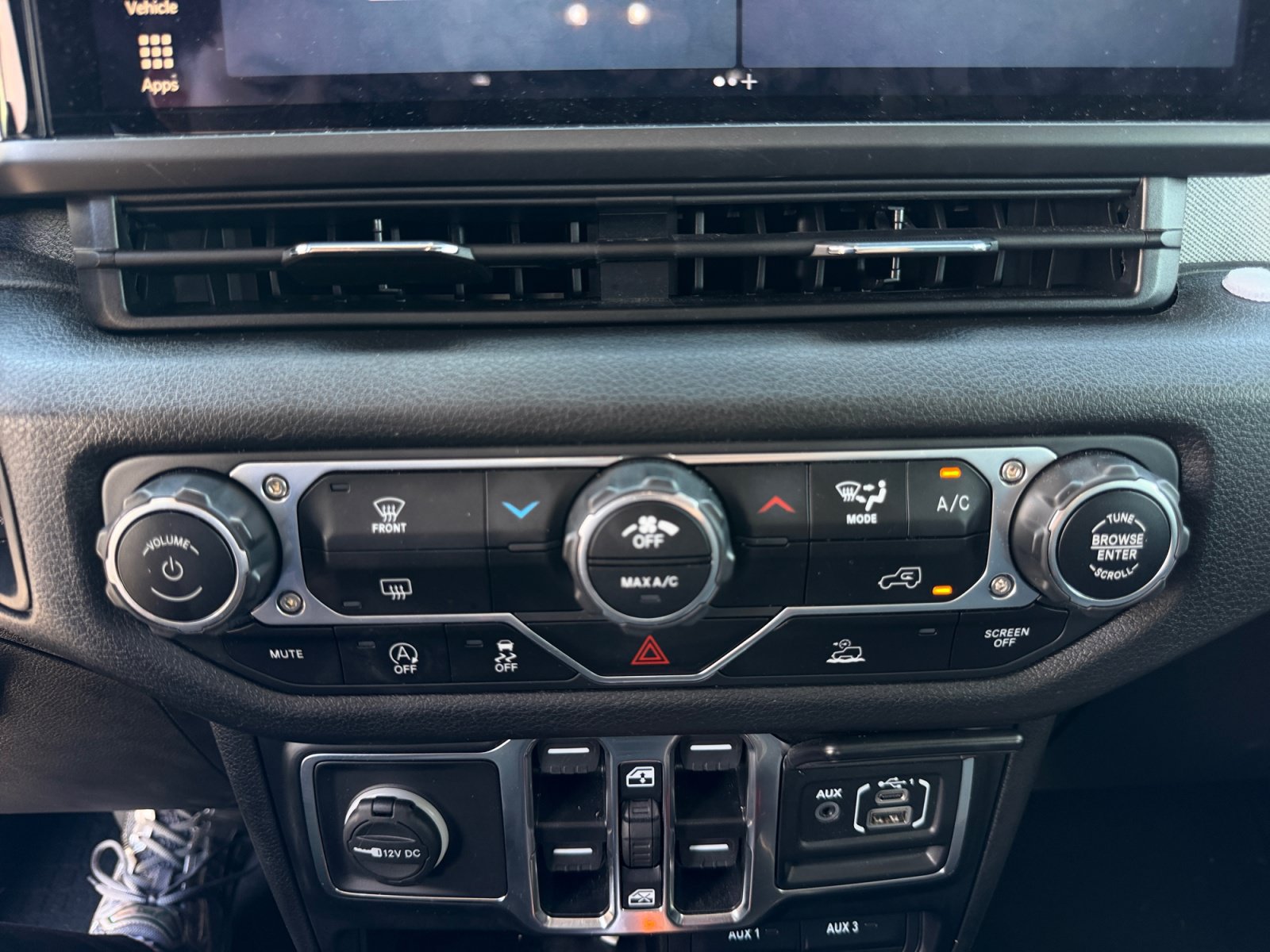 Used 2024 Jeep Gladiator Overland AWD/4WD image 17