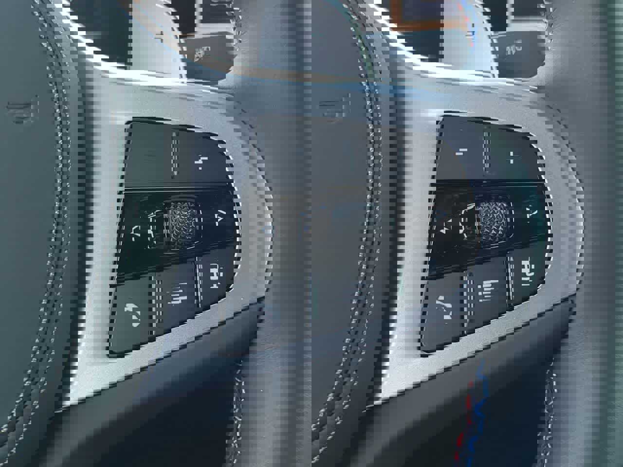 Used 2026 BMW X6 M60i w/ Executive Package image 26