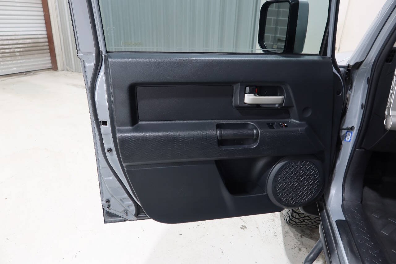 Used 2014 Toyota FJ Cruiser 4WD w/ Convenience Package image 21