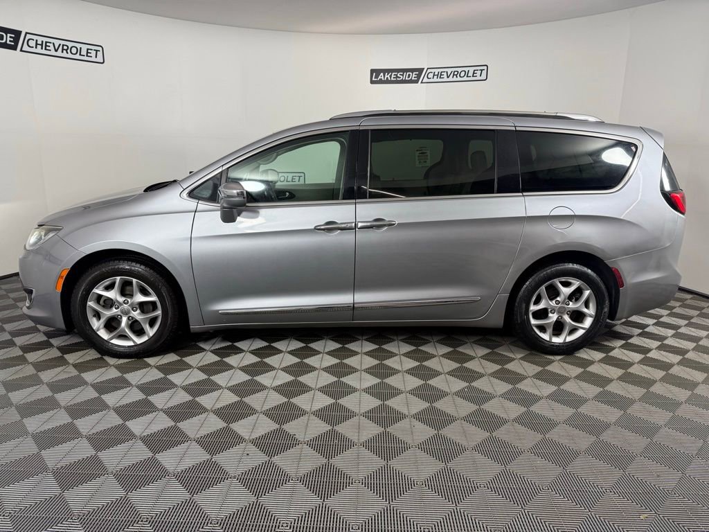 Used 2020 Chrysler Pacifica Limited image 3