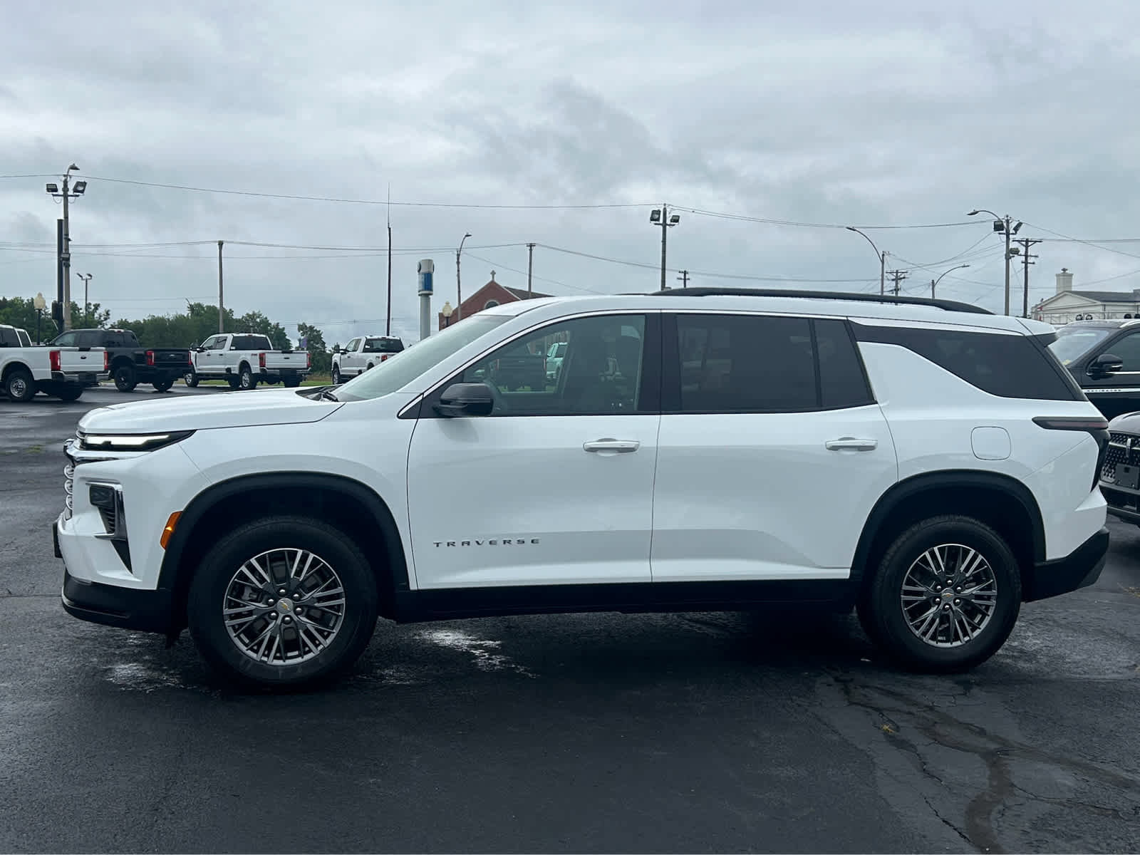 Used 2025 Chevrolet Traverse LT image 1