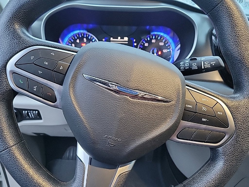 Used 2020 Chrysler Pacifica Touring FWD image 10