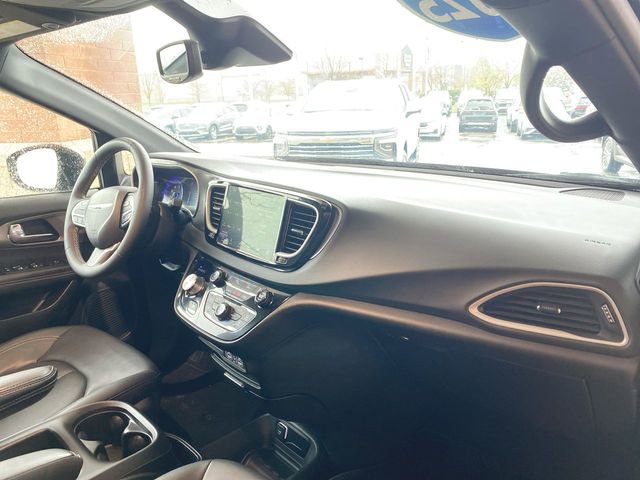 Used 2025 Chrysler Pacifica Select FWD image 26