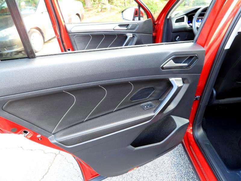 Used 2023 Volkswagen Tiguan SE w/ Panoramic Sunroof Package image 31