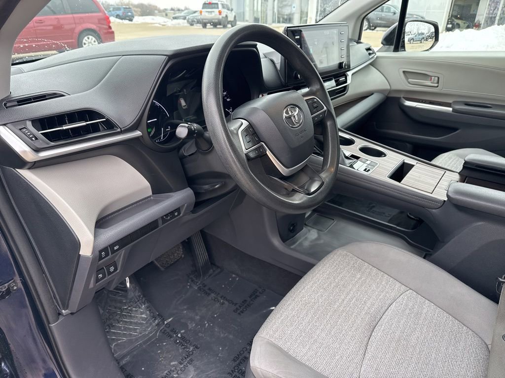 Used 2021 Toyota Sienna LE w/ LE Plus Package FWD image 9