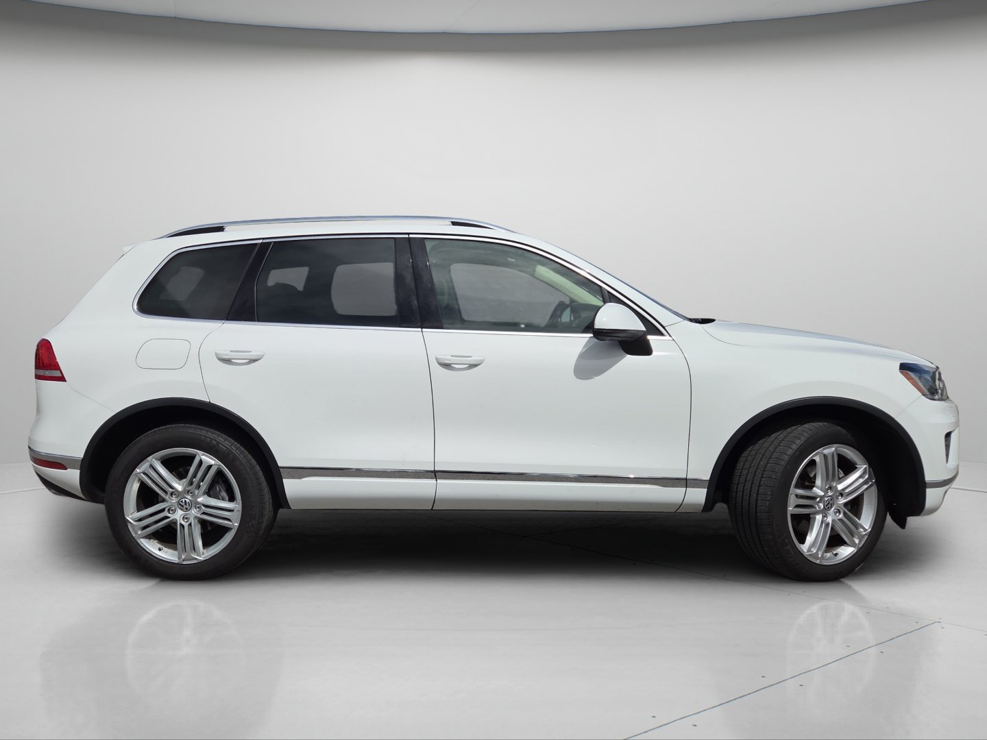 Used 2015 Volkswagen Touareg Executive AWD/4WD image 23
