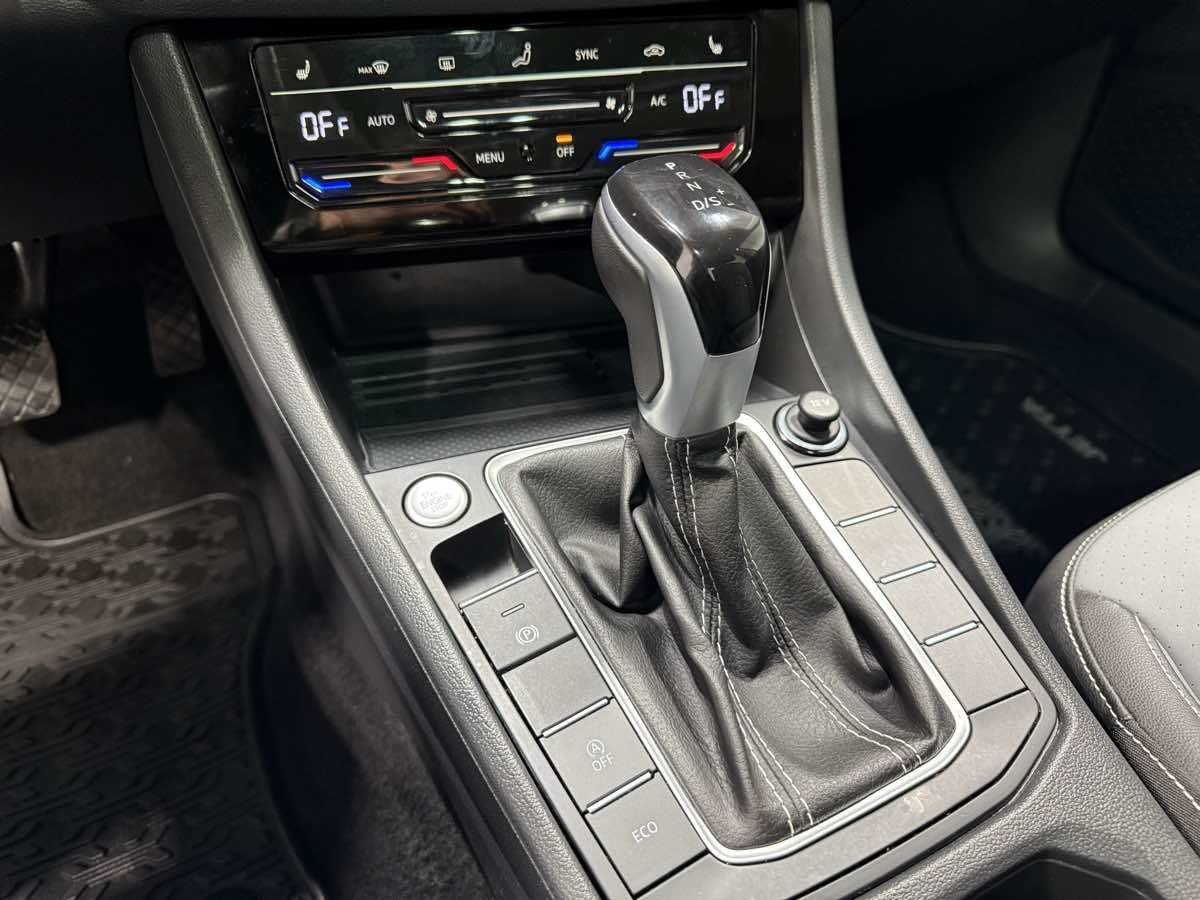 Used 2025 Volkswagen Jetta SE w/ Sunroof Package image 12