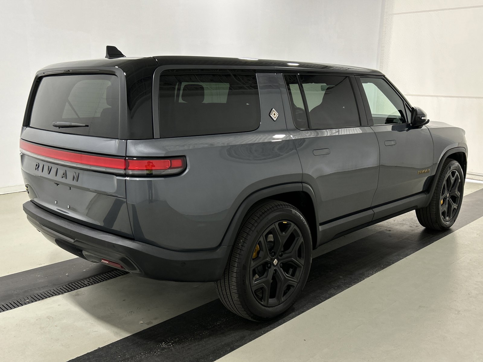 Used 2025 Rivian R1S Premium image 5