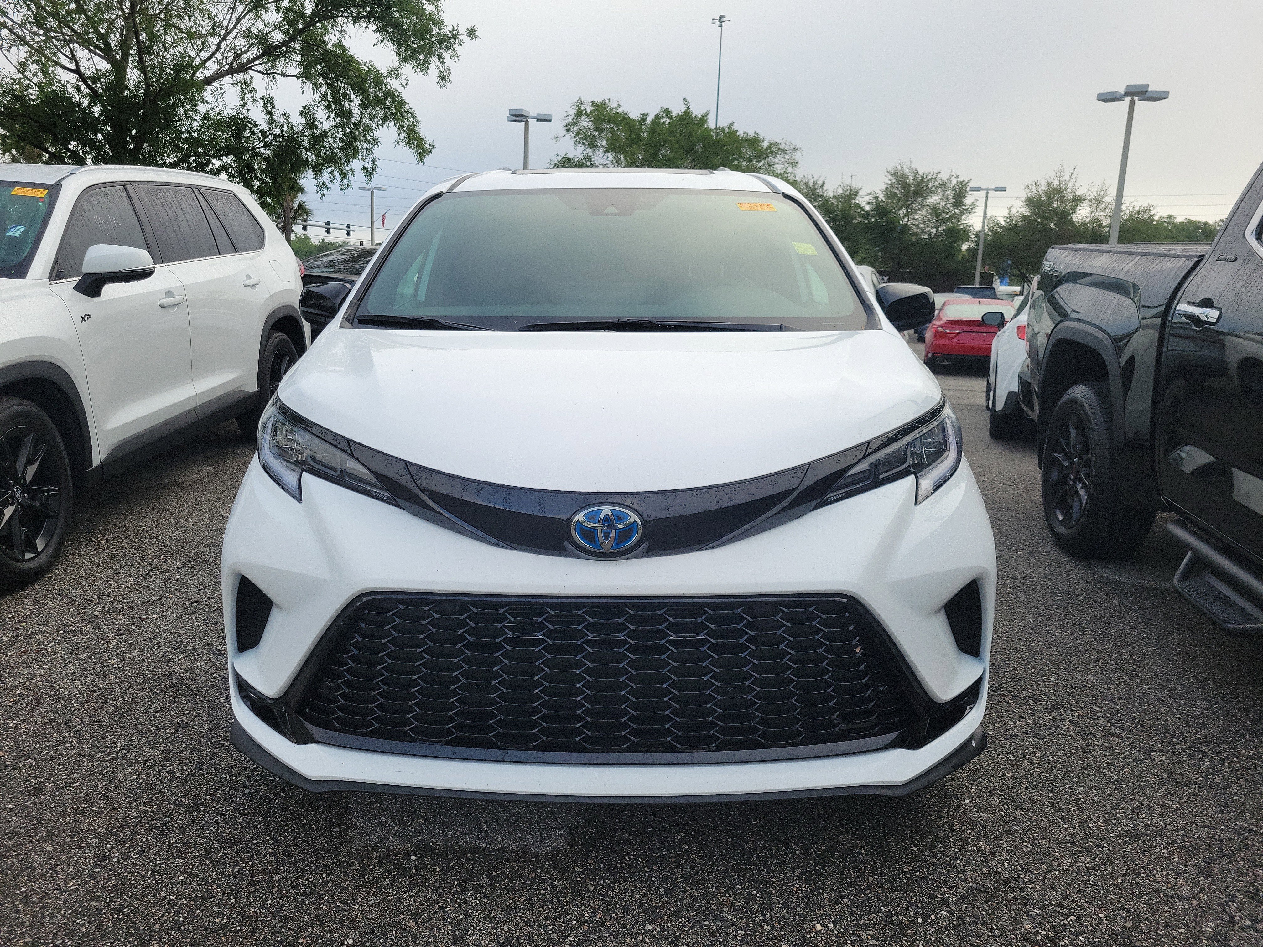 Used 2025 Toyota Sienna XSE w/ XSE Plus Package AWD/4WD image 2