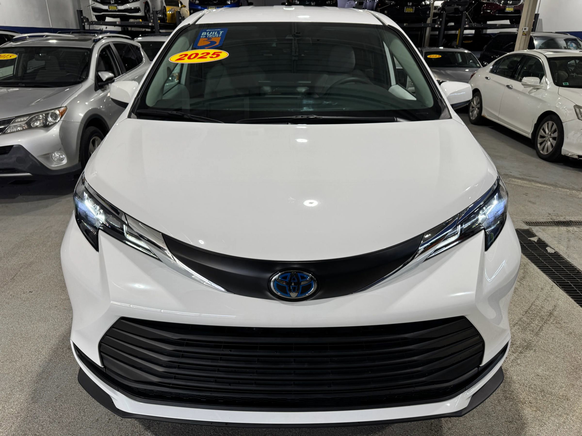 Used 2025 Toyota Sienna LE image 2