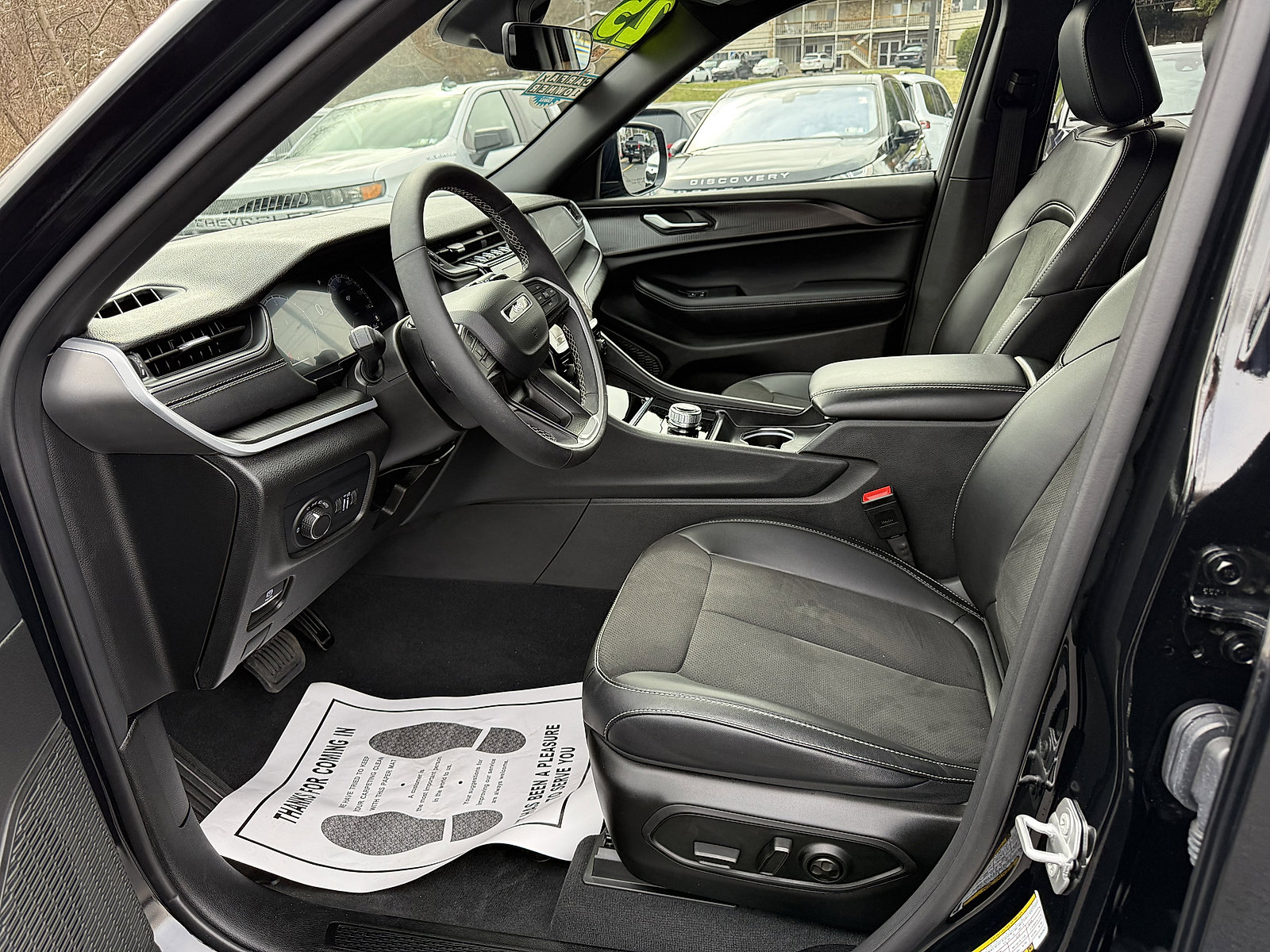 Used 2025 Jeep Grand Cherokee Altitude image 11